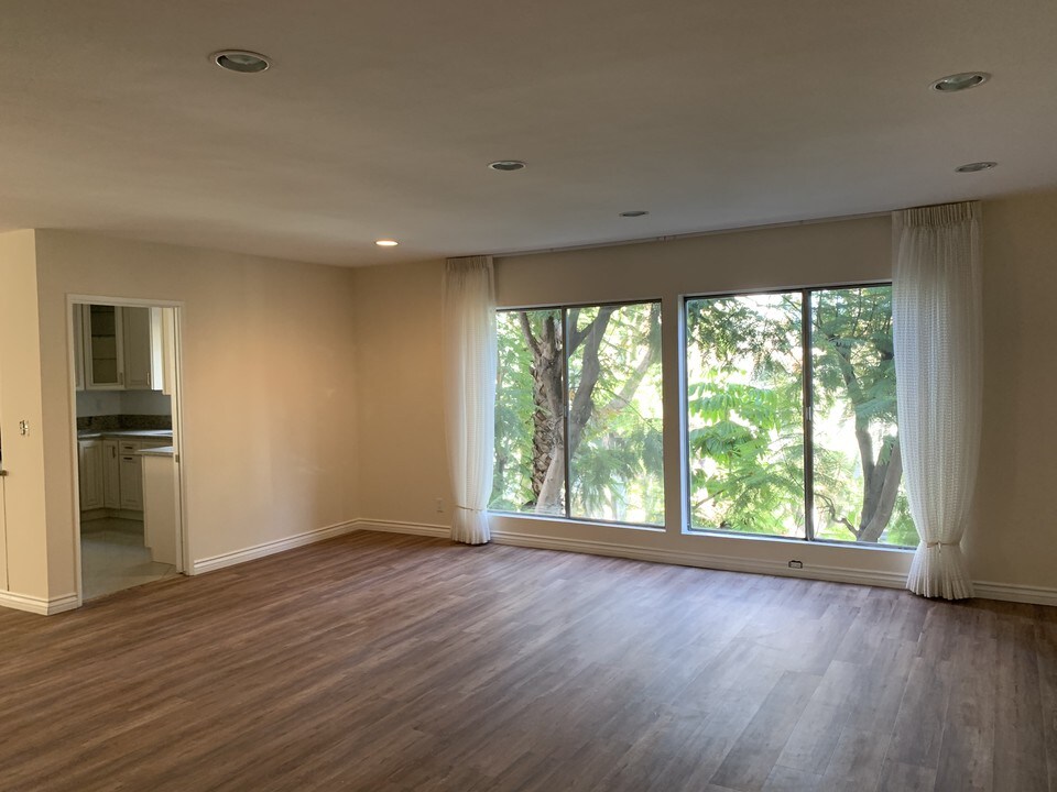 237 N Almont Dr in Beverly Hills, CA - Building Photo
