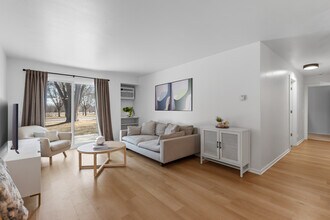 1933 S 124th St, Unit 1931 in New Berlin, WI - Foto de edificio - Building Photo