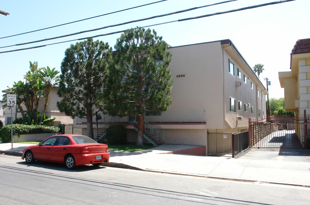 6938 Coldwater Canyon Ave in North Hollywood, CA - Building Photo