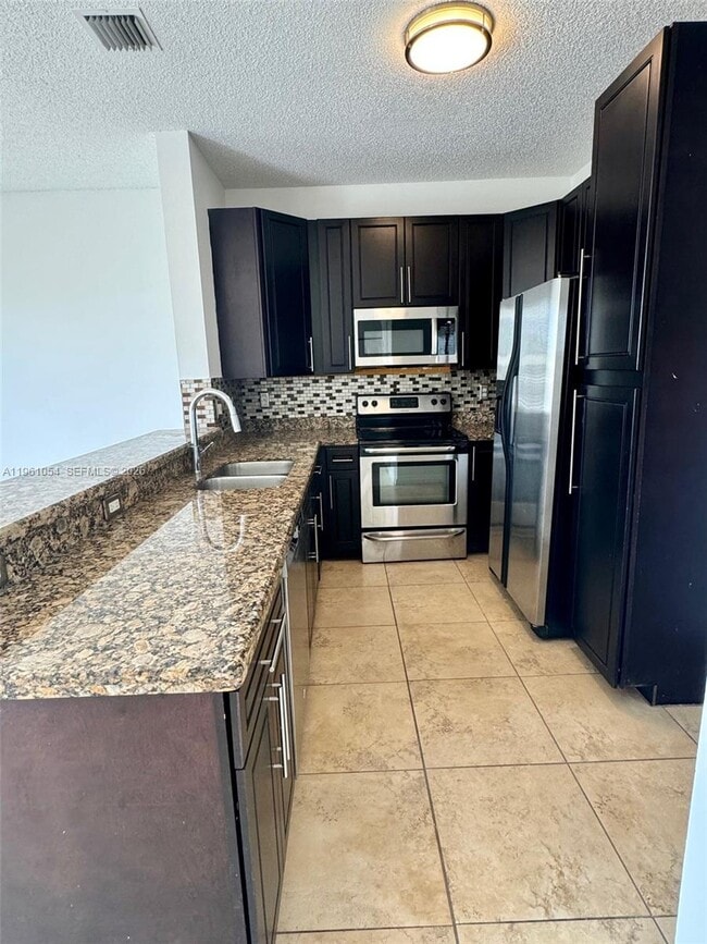 15430 NW 12th Ct in Pembroke Pines, FL - Building Photo - Building Photo