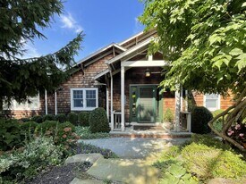 4 Hillside Ct in Huntington, NY - Building Photo