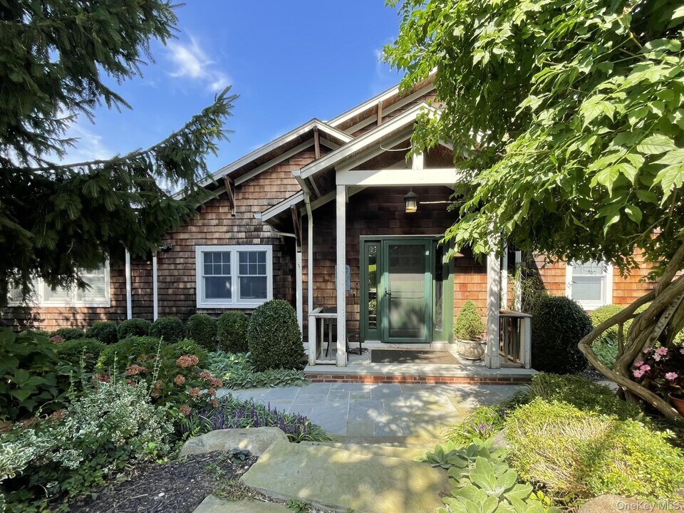 4 Hillside Ct in Huntington, NY - Building Photo