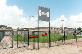 Cedar Ridge in Baytown, TX - Foto de edificio - Building Photo