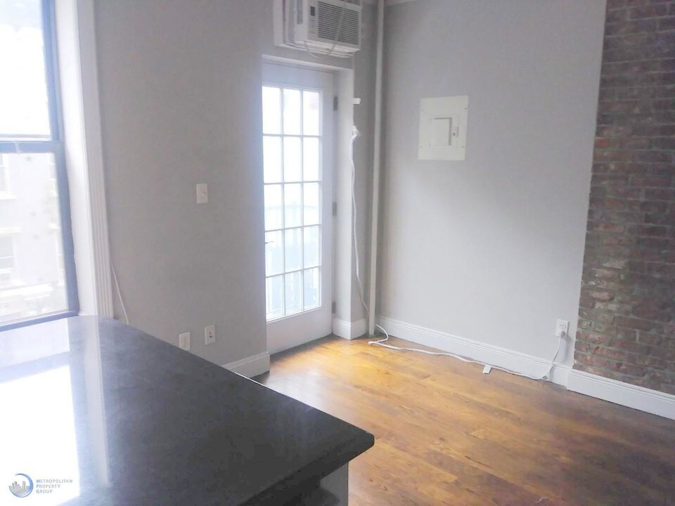246 E 53rd St in New York, NY - Building Photo