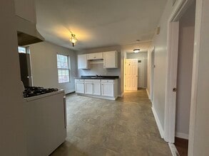 4 Carlstad St, Unit 2 in Worcester, MA - Foto de edificio - Building Photo