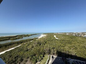 440 Seaview Ct in Marco Island, FL - Building Photo