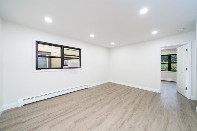 213 Manhattan Ave in Jersey City, NJ - Building Photo - Building Photo