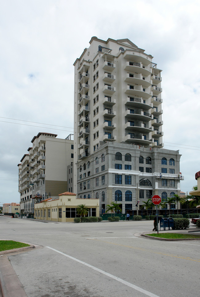 Ponce Tower in Miami, FL - Building Photo - Building Photo