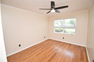1864 Dolphin Dr in Seabrook, TX - Building Photo - Building Photo