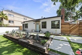 10868 Weddington St in Los Angeles, CA - Building Photo - Building Photo