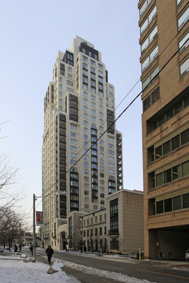 One St Thomas Residences in Toronto, ON - Building Photo - Building Photo