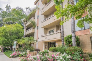 Sherman Oaks Renaissance in Sherman Oaks, CA - Building Photo