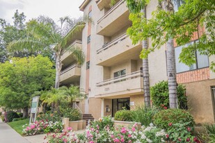 Sherman Oaks Renaissance Apartments