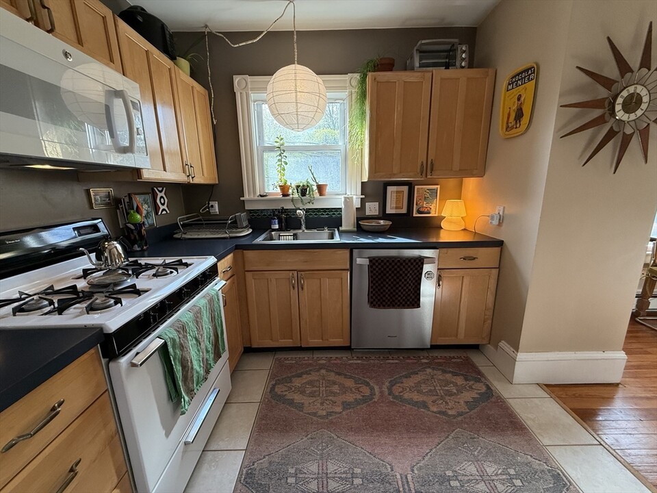 21 School St, Unit 2L in Somerville, MA - Building Photo
