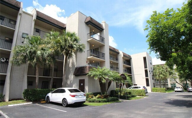 9230 Lagoon Pl in Davie, FL - Building Photo - Building Photo