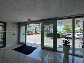 16546 NE 26th Ave in North Miami Beach, FL - Building Photo - Building Photo