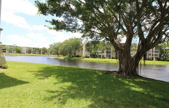 9230 Lagoon Pl in Davie, FL - Building Photo - Building Photo