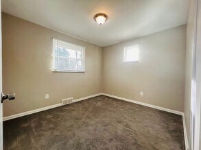 194 Mary Ellen Dr in North Versailles, PA - Building Photo - Building Photo