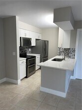 116 Santa Clara Dr, Unit #4 in Naples, FL - Building Photo - Building Photo