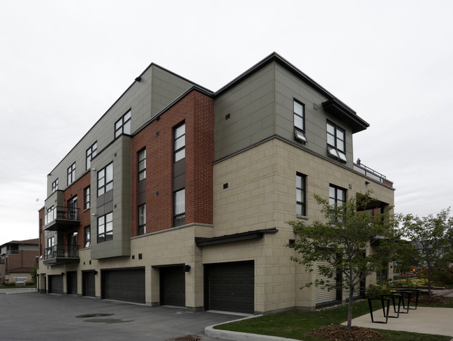 301 Bayrose Dr in Ottawa, ON - Building Photo - Building Photo