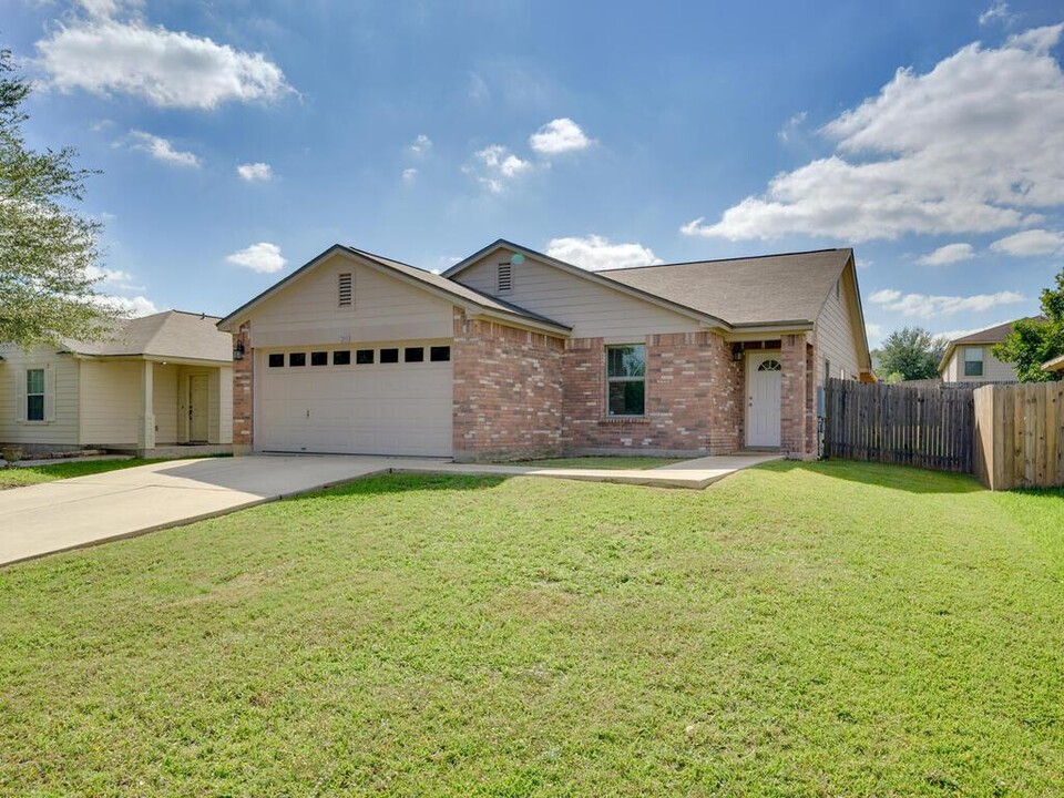 251 Beech Dr in Kyle, TX - Building Photo