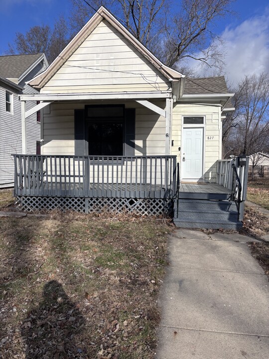 827 W Columbia Terrace in Peoria, IL - Building Photo