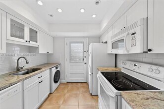 6815 Edgewater Dr in Coral Gables, FL - Foto de edificio - Building Photo