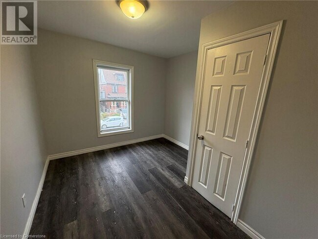 18 Barnesdale Ave N in Hamilton, ON - Building Photo - Building Photo