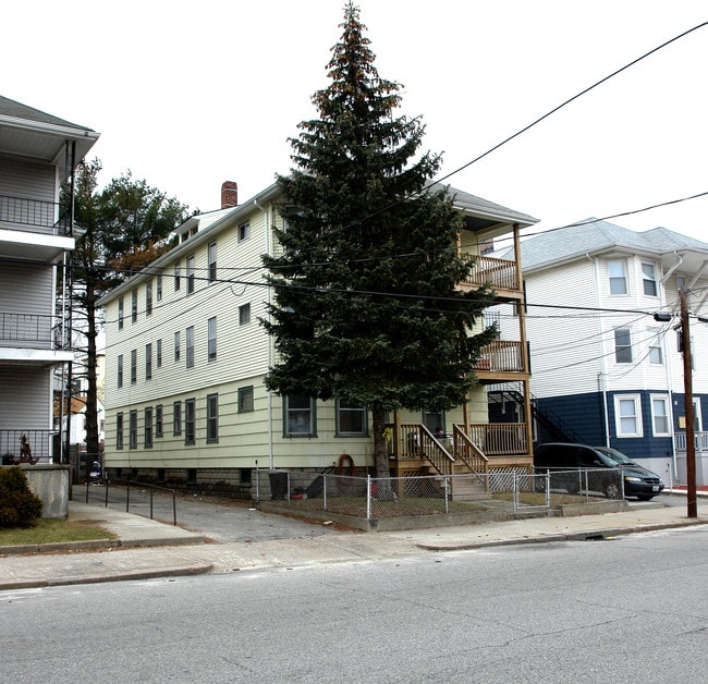 716 Front St in Woonsocket, RI - Foto de edificio - Building Photo