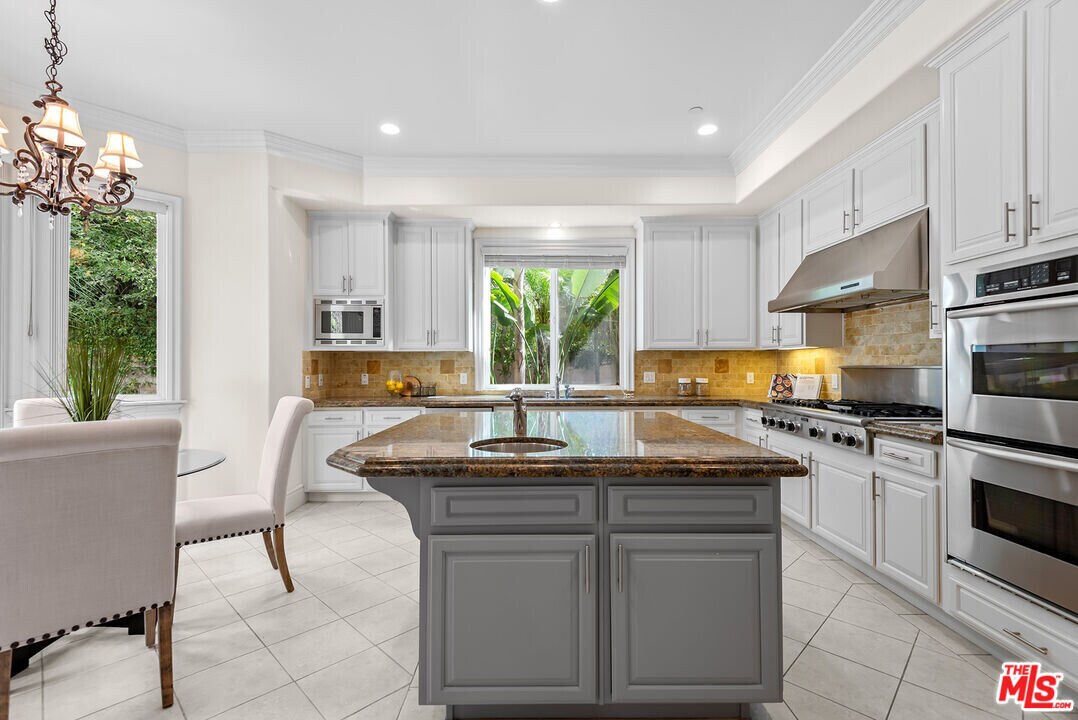 2997 Beverly Glen Cir in Los Angeles, CA - Building Photo