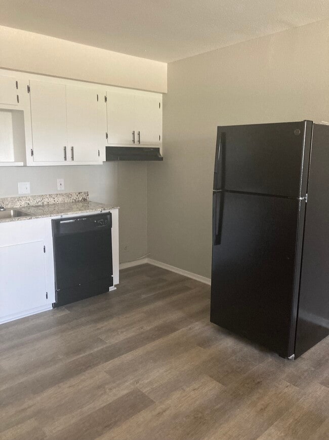 2241 W Burton Rd in Mount Pleasant, TX - Building Photo - Building Photo