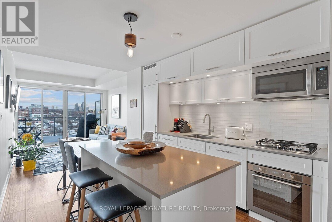 205 Manning Ave in Toronto, ON - Building Photo