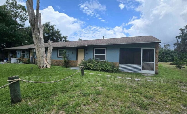 2095 Eloise Cir in North Fort Myers, FL - Building Photo - Building Photo