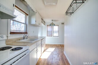 124 Mayflower St in West Hartford, CT - Building Photo - Building Photo