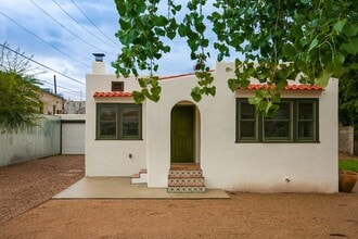 207 Richmond Dr NE in Albuquerque, NM - Foto de edificio - Building Photo