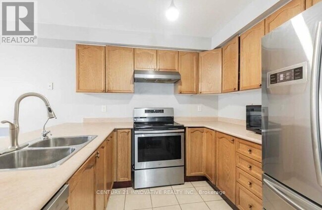 1640 Sarasota Crescent in Oshawa, ON - Building Photo - Building Photo