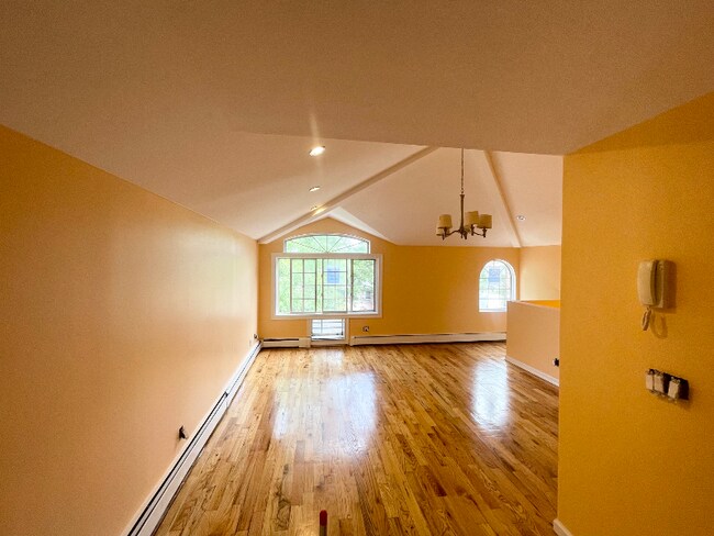 56 176th St-Unit -2F in Queens, NY - Building Photo - Building Photo