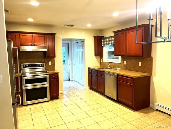 196 Beaver Dr in Mastic Beach, NY - Building Photo - Building Photo