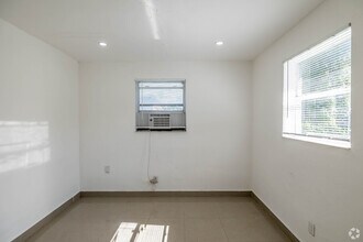 309 Phippen Waiters Rd in Dania Beach, FL - Building Photo - Building Photo