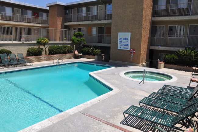 El Capistrano in Hawthorne, CA - Building Photo - Interior Photo