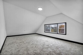 12001 Oakview Ave, Unit UP in Cleveland, OH - Foto de edificio - Building Photo