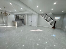 32 Berkshire Rd in Great Neck, NY - Building Photo