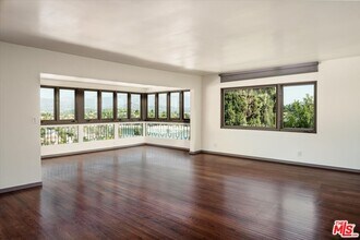 2051 Kenilworth Ave in Los Angeles, CA - Building Photo - Building Photo