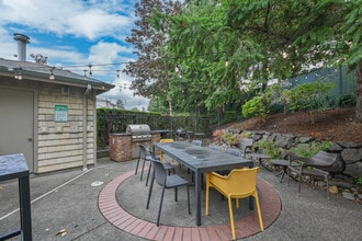 The Wilson Apartment - East Kent Hill in Kent, WA - Building Photo - Building Photo