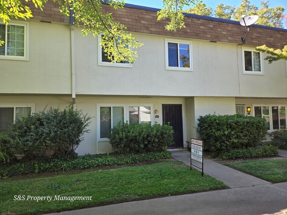 8879 Salmon Falls Dr in Sacramento, CA - Foto de edificio