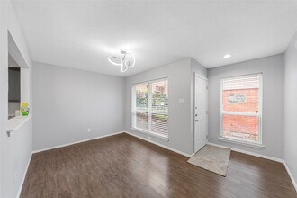 6738 Eastridge Dr, Unit 104B in Dallas, TX - Foto de edificio - Building Photo