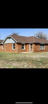 203 N 4th in Cyril, OK - Building Photo