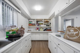 8412 Franklin Ave in Los Angeles, CA - Building Photo - Interior Photo