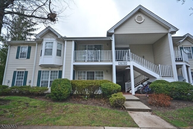 125 Sapphire Ln in Franklin Township, NJ - Foto de edificio - Building Photo