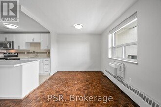 2300 Marine Dr in Oakville, ON - Building Photo - Building Photo